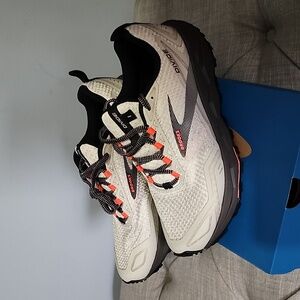 Brooks Divide Trail Running sneakers